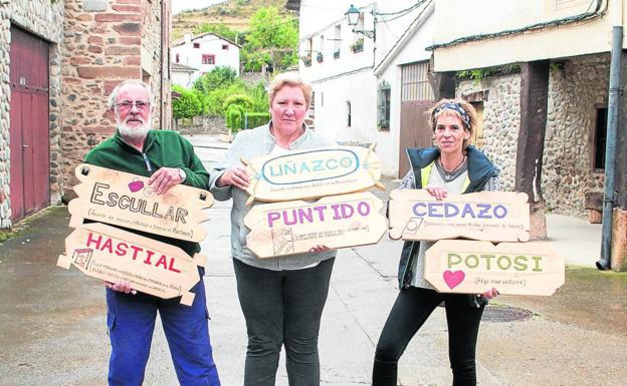 Jesús es el autor de las tallas con palabras arcaicas del valle del Oja, que portan, junto a él, Raquel y Adriana 