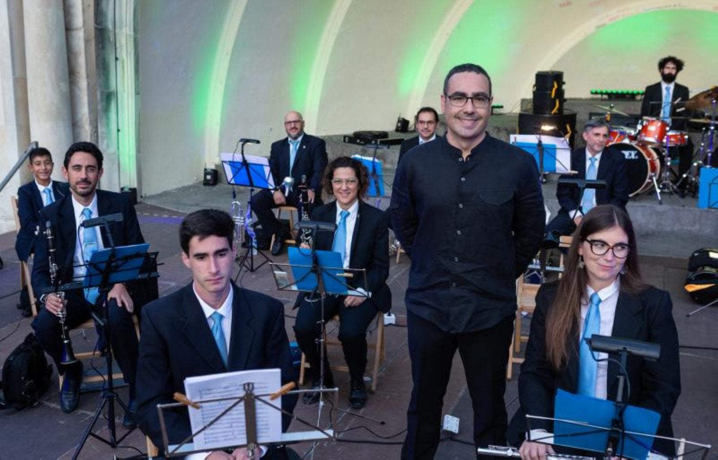 El director de la Banda Municipal de Música de Logroño, José Ángel Cabezón, con sus músicos. 