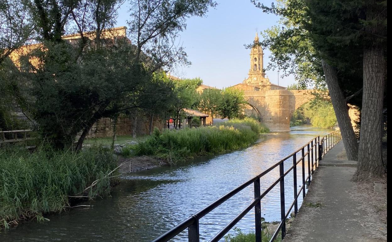 El río Tirón a su paso por Cuzcurrita y la parroquia de San Miguel. 