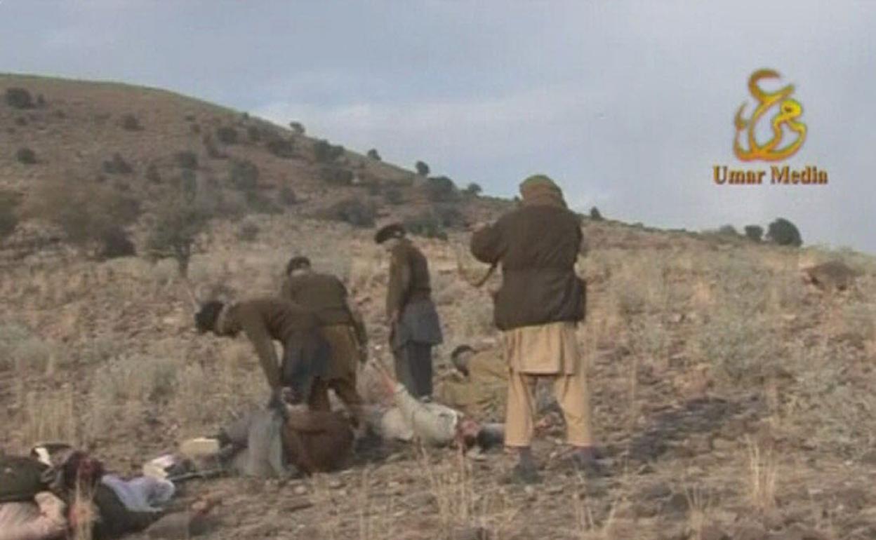 Un talibán ejecuta a varios prisioneros en 2012. 