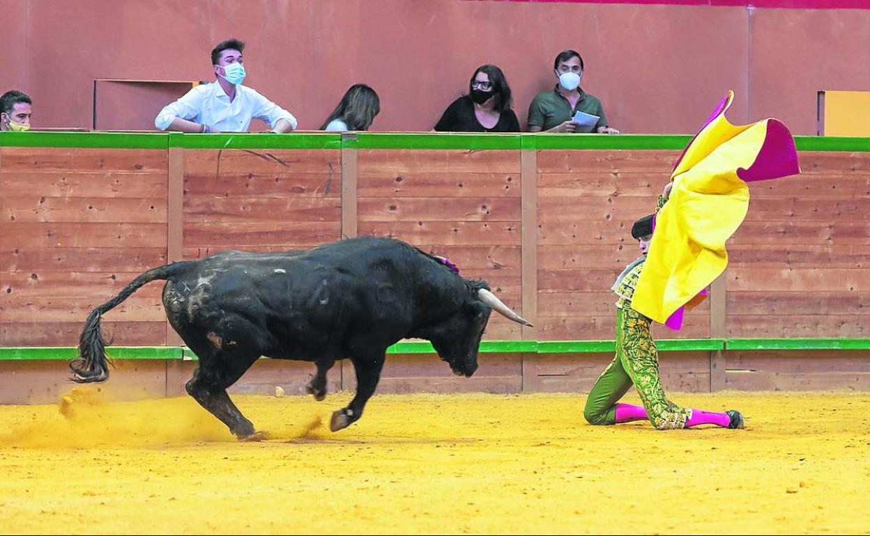 Eric Olivera recibe la embestida de rodillas.