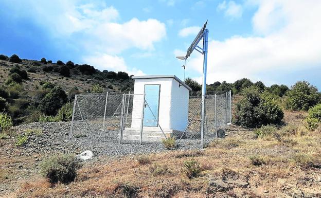 Estación sismológica instalada recientemente en la presa de Enciso. 