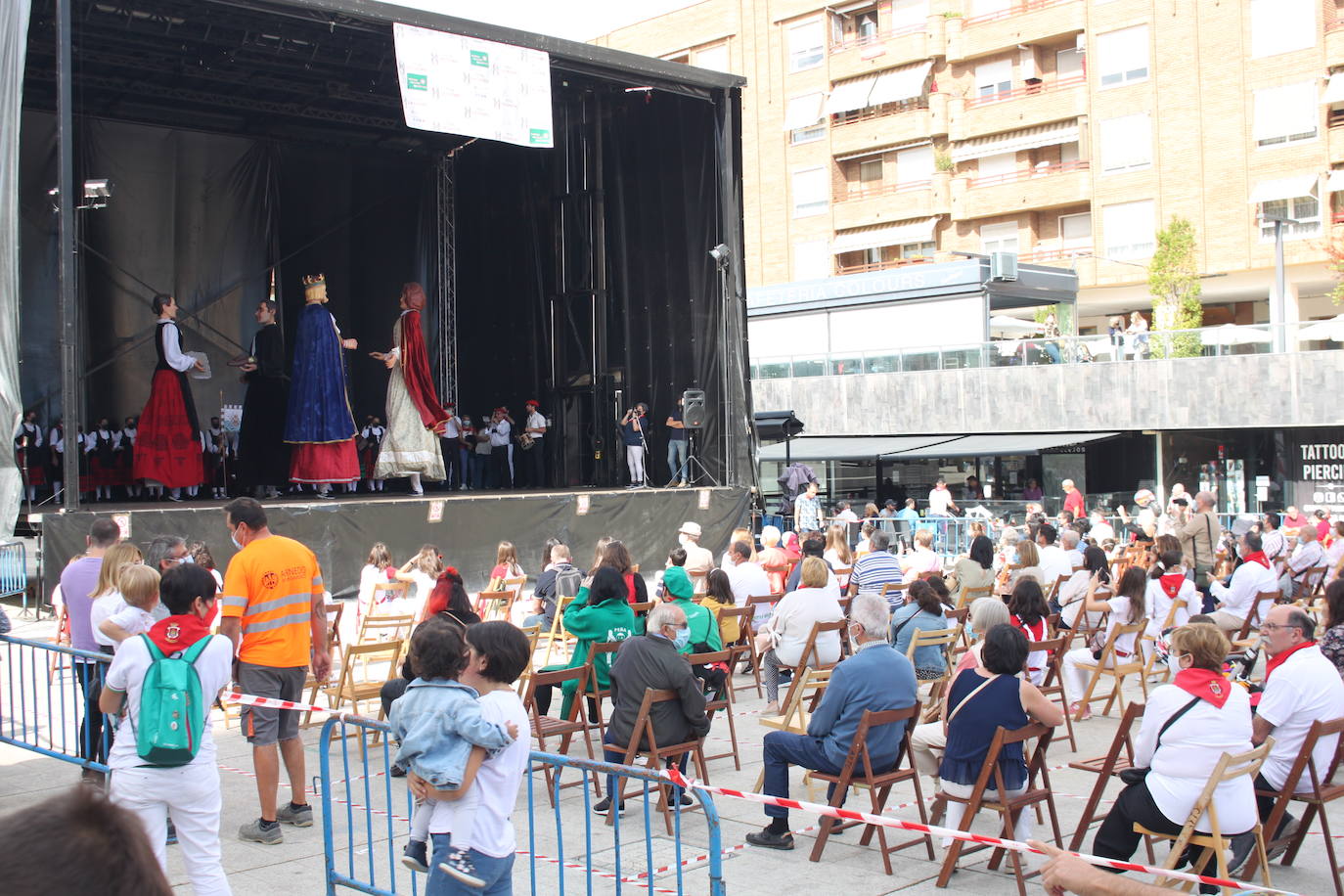 Arnedo sale a la calle para celebrar el que hubiera sido el primer día de sus fiestas en honor a San Cosme y San Damián