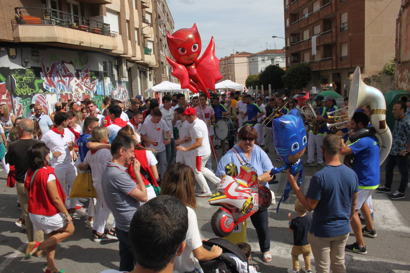 Arnedo sale a la calle para celebrar el que hubiera sido el primer día de sus fiestas en honor a San Cosme y San Damián