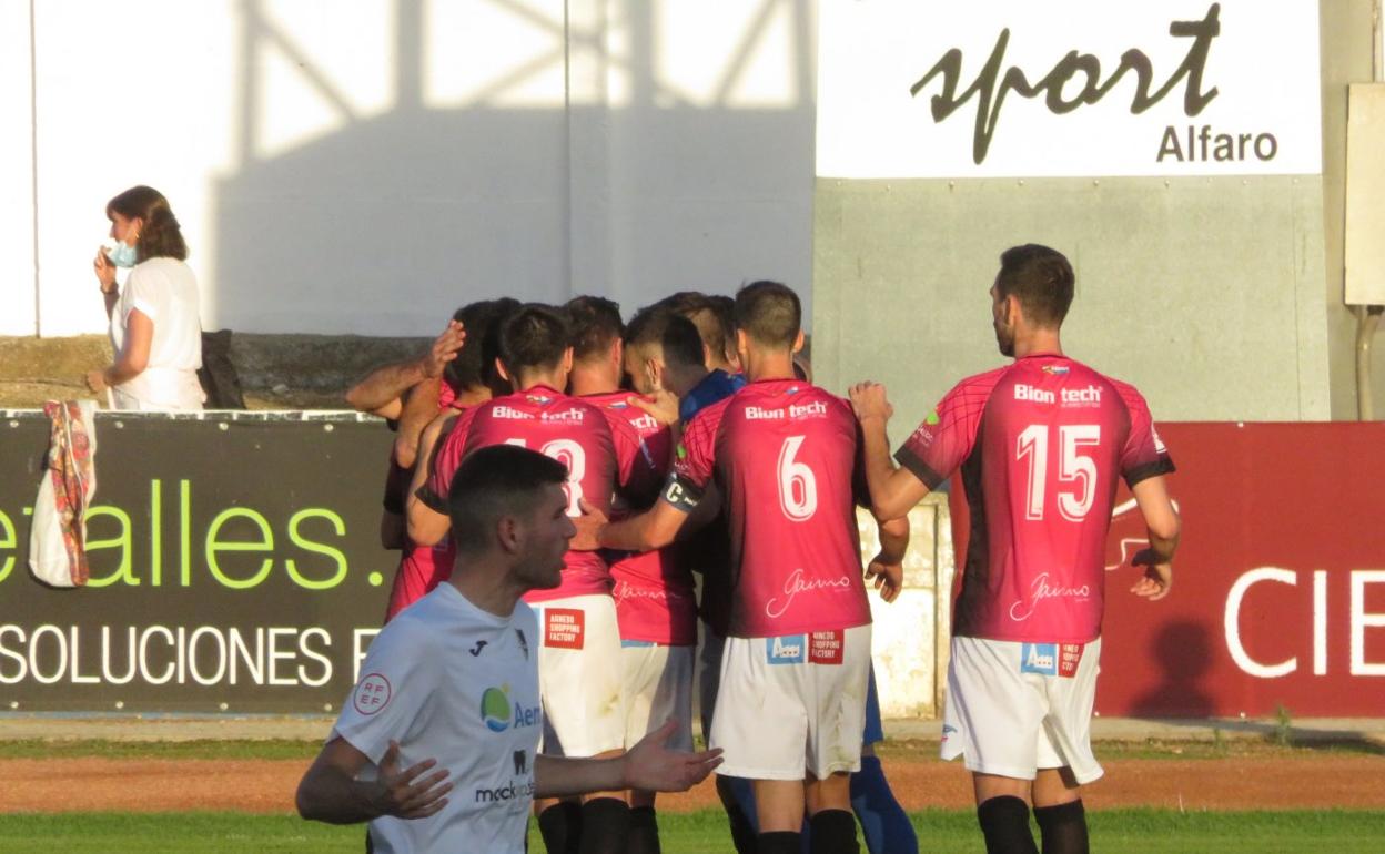 Los arnedanos celebran el gol de Omar ante la impotencia de Jaime. 