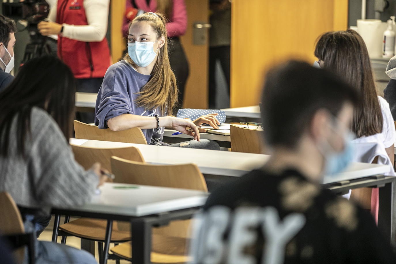 Fotos: Los universitarios regresan al campus de la UR en el primer día de un curso