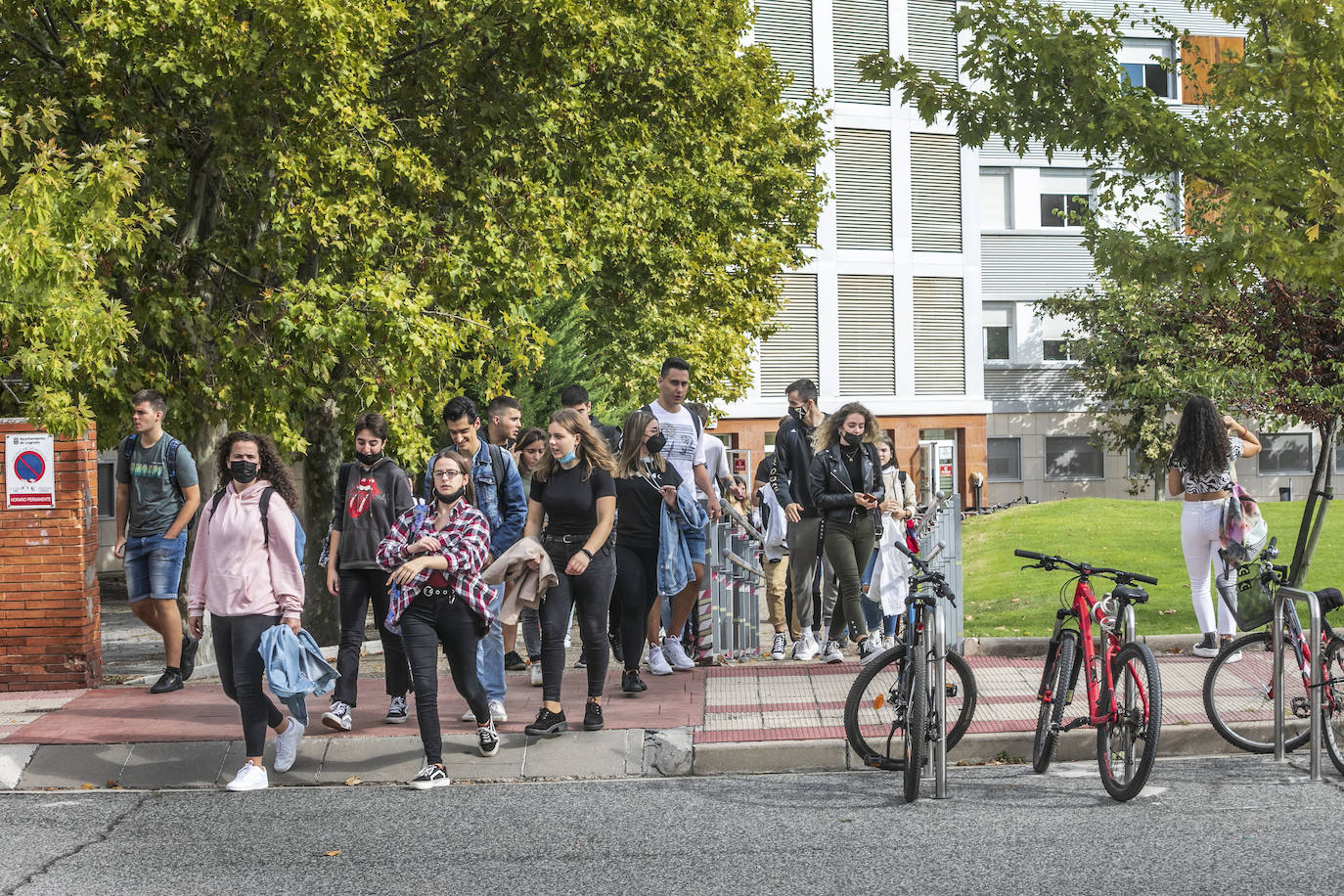 Fotos: Los universitarios regresan al campus de la UR en el primer día de un curso