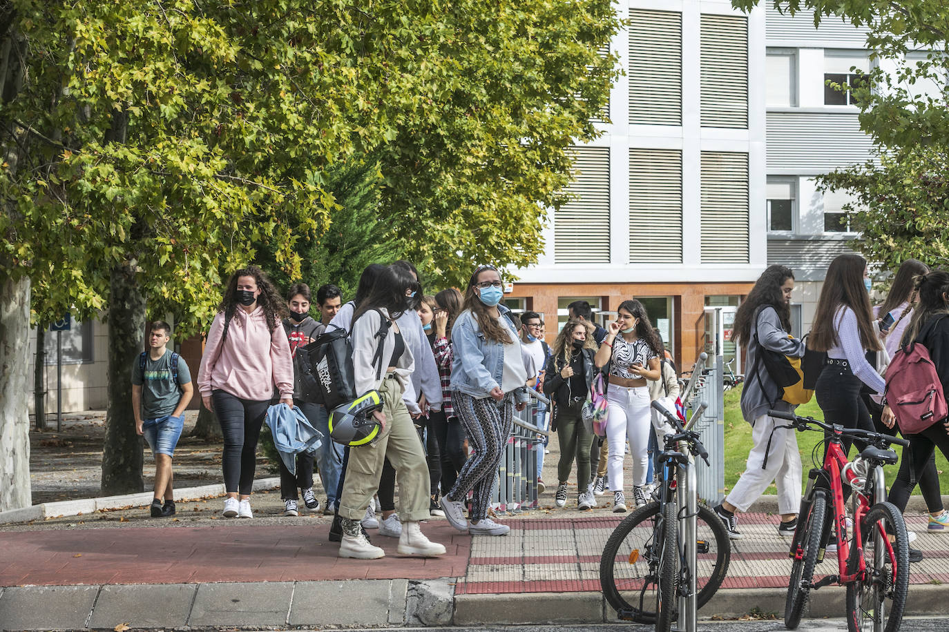 Fotos: Los universitarios regresan al campus de la UR en el primer día de un curso