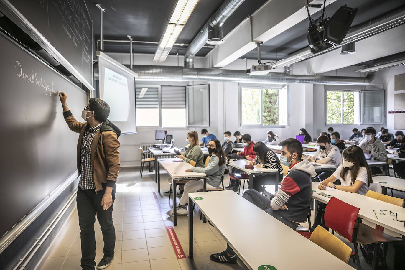 Fotos: Los universitarios regresan al campus de la UR en el primer día de un curso