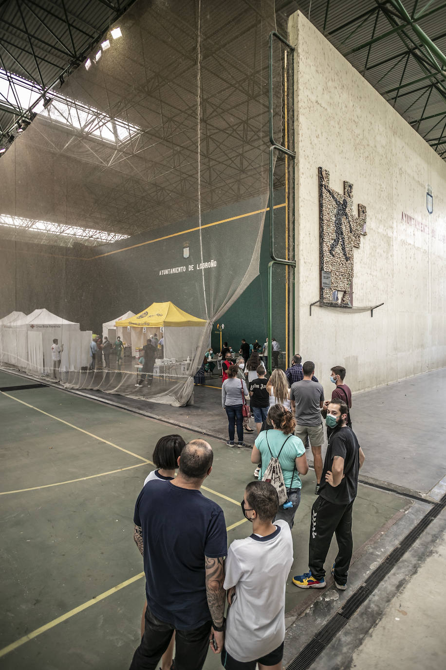 El frontón de la instalación deportiva toma el relevo de Riojafórum como vacunódromo