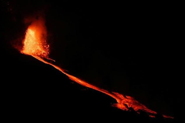 Se ve un río de lava desde Tajuya tras la erupción del volcán.