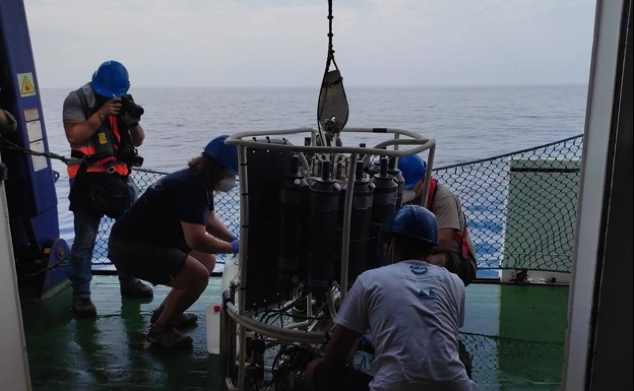 Los investigadores trabajan con una roseta oceanográfica para medir distintos parámetros del agua a diferentes profundidades.