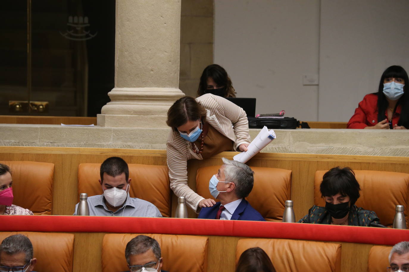 Fotos: El Parlamento rechaza instar al Gobierno central a una reforma regulatoria del sector eléctrico