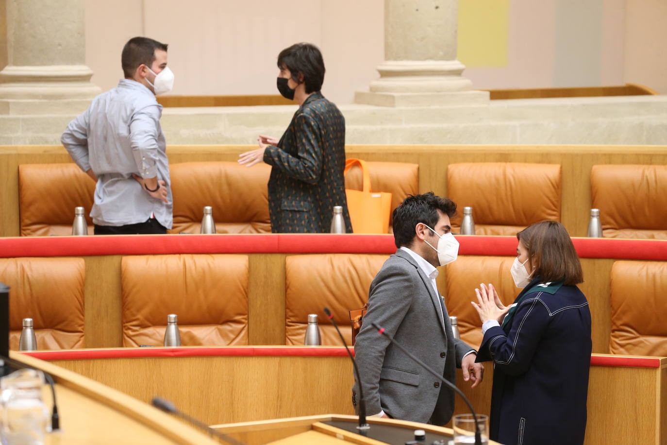 Fotos: El Parlamento rechaza instar al Gobierno central a una reforma regulatoria del sector eléctrico