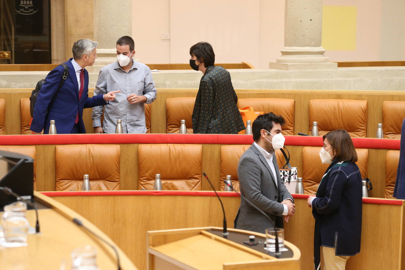 Fotos: El Parlamento rechaza instar al Gobierno central a una reforma regulatoria del sector eléctrico