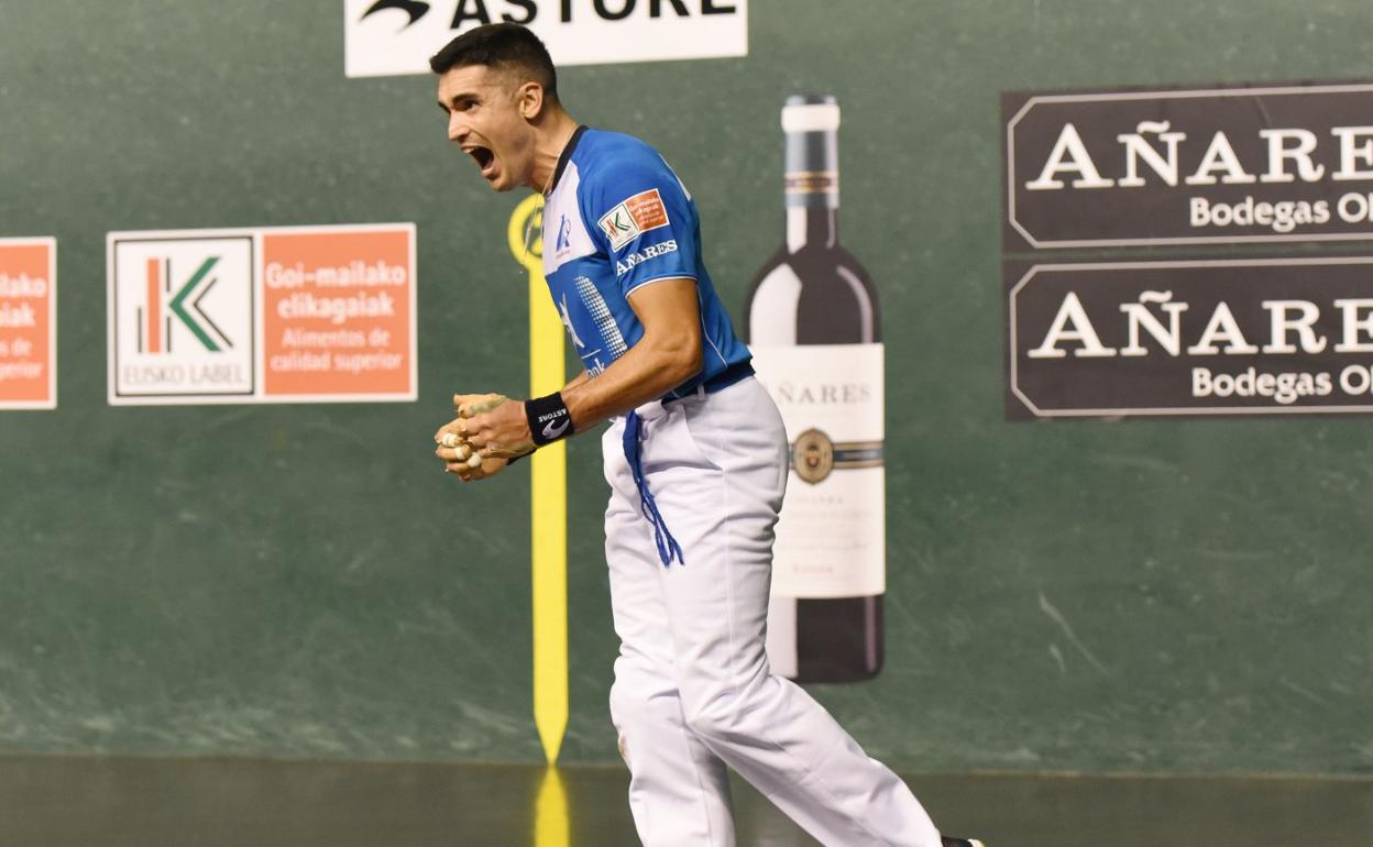 Víctor Esteban celebra uno de sus tantos ganados en la final del pasado domingo, en el Javier Adarraga. 