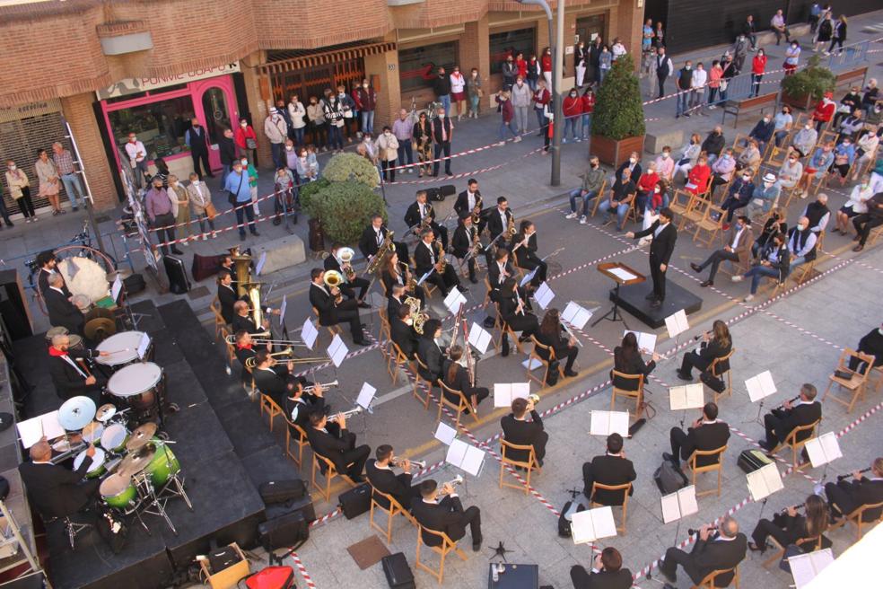 La Agrupación Musical Santa Cecilia puso al público en pie en el concierto que abrió, frente al teatro Cervantes, la jornada de este miércoles.