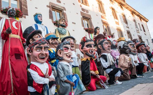 La actual comparsa de gigantes y cabezudos, durante su presentación en las últimas fiestas