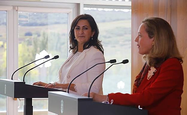 Imagen principal - Andreu y Calviño, en algunos momentos del encuentro. 