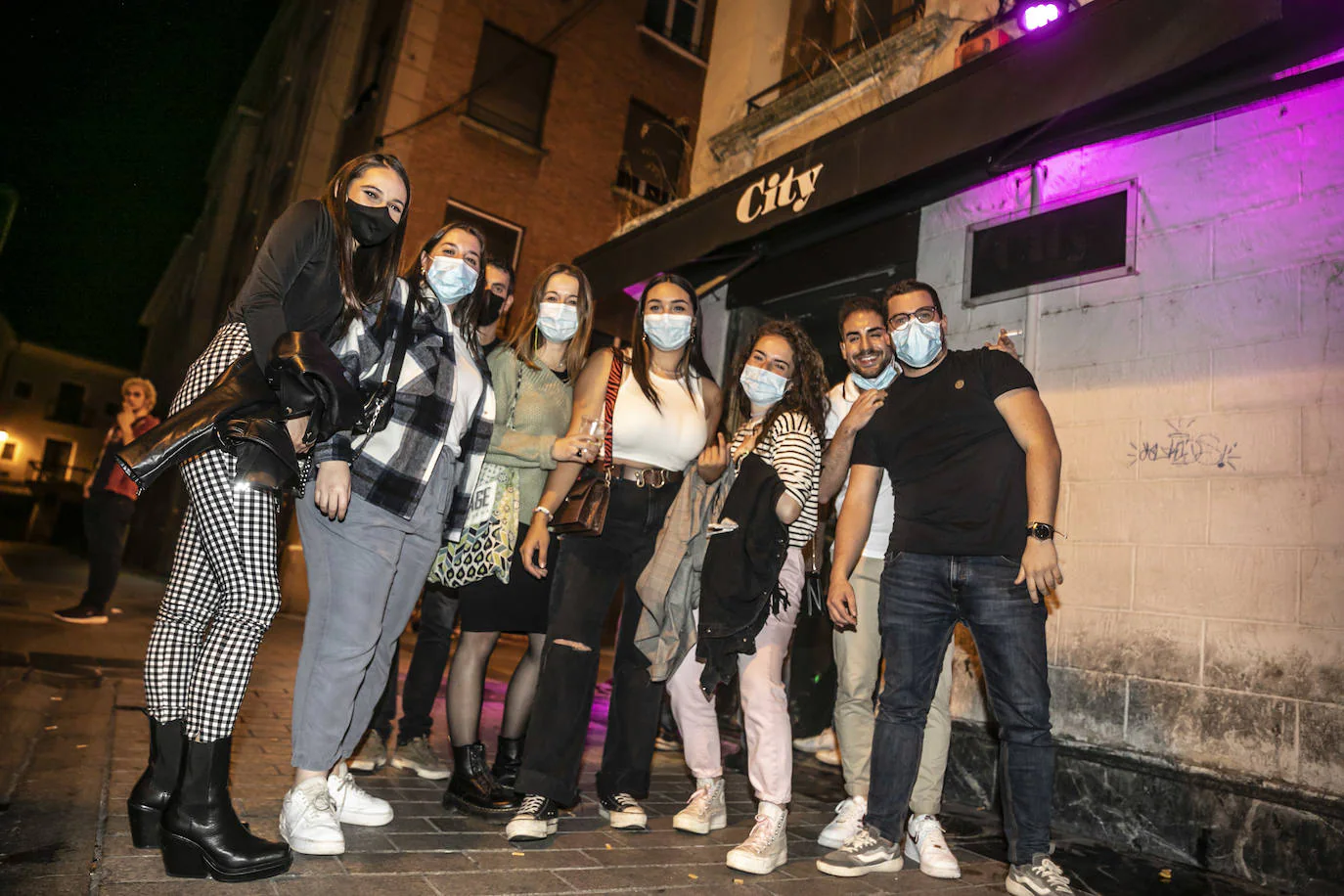 Las salas de ocio nocturno logroñesas subieron anoche la verja y llenaron sus pistas de baile con cientos de jóvenes riojanos. 