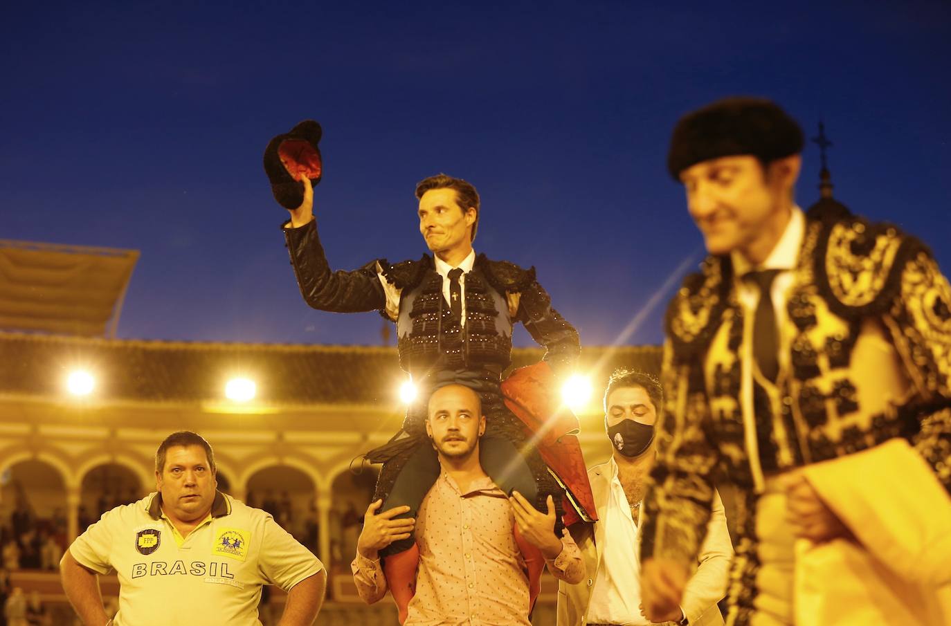 Diego Urdiales abandona la plaza de toros de Sevilla a hombros por la puerta de cuadrillas.