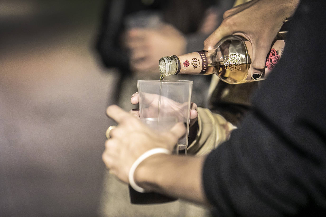 Continúa el botellón. Pese a que muchos pensaban que la práctica tenía los días contados con la apertura del ocio nocturno, el parque del Ebro volvió a acoger la noche del sábado a cientos de jóvenes riojanos con ganas de celebrar.