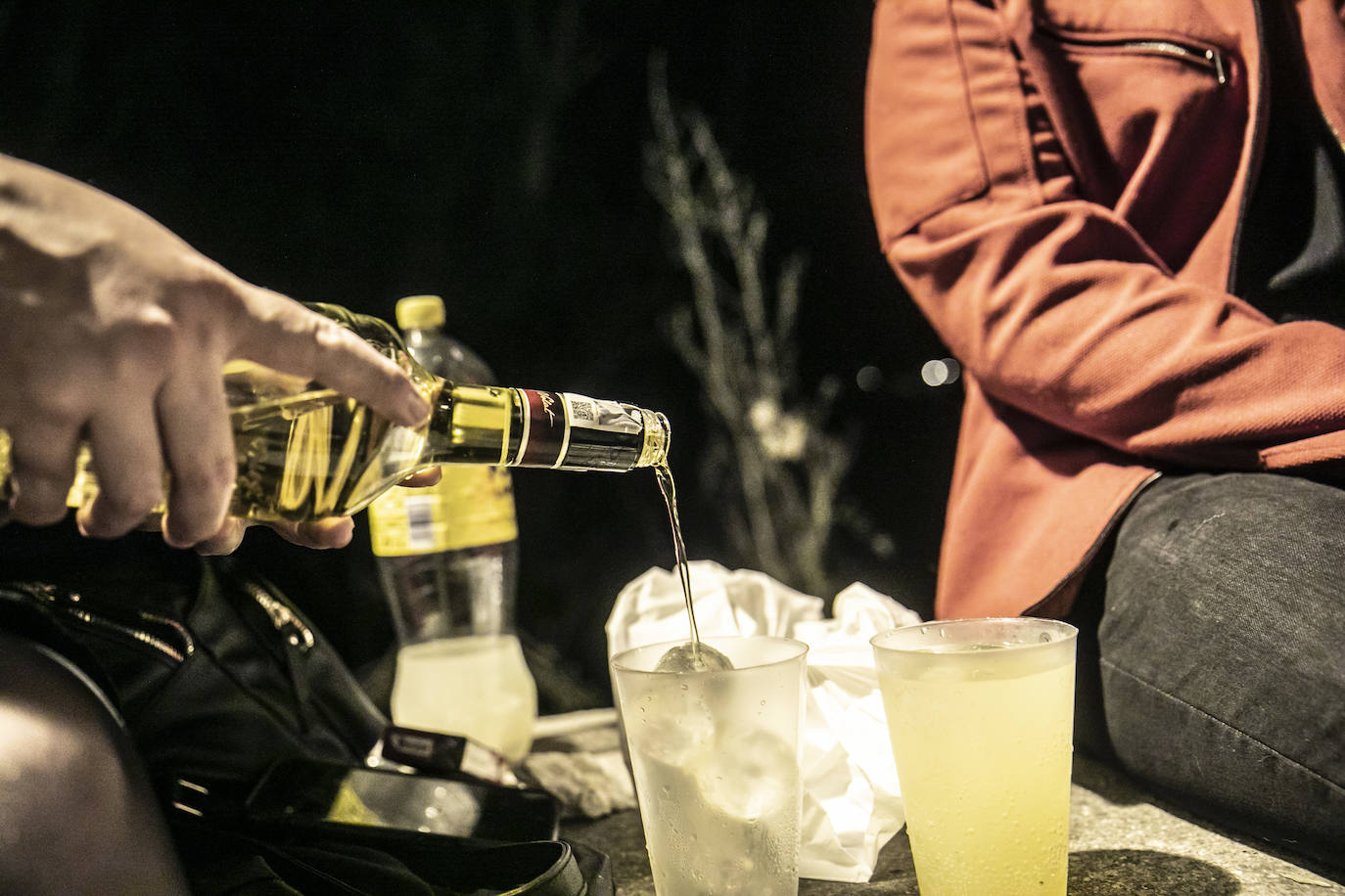 Continúa el botellón. Pese a que muchos pensaban que la práctica tenía los días contados con la apertura del ocio nocturno, el parque del Ebro volvió a acoger la noche del sábado a cientos de jóvenes riojanos con ganas de celebrar.