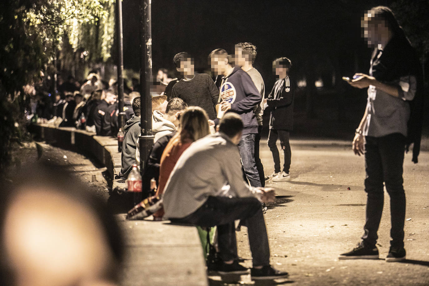 Continúa el botellón. Pese a que muchos pensaban que la práctica tenía los días contados con la apertura del ocio nocturno, el parque del Ebro volvió a acoger la noche del sábado a cientos de jóvenes riojanos con ganas de celebrar.