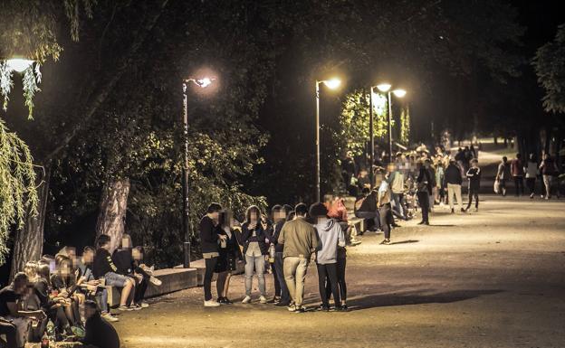 Botellón en el parque del Ebro este sábado por la noche. 