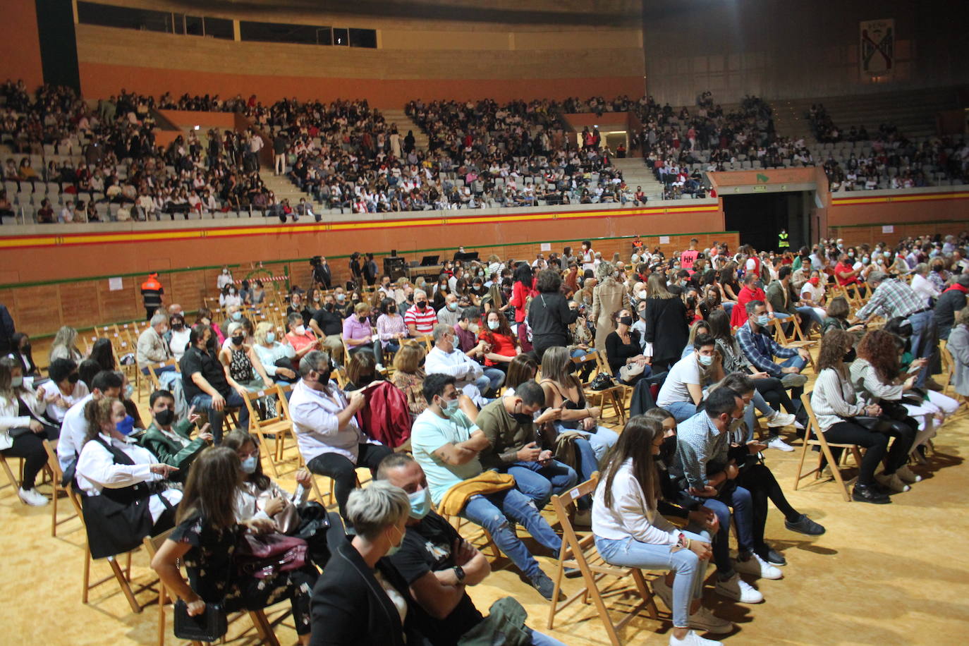 Unas 2.000 personas respondieron a la llamada de disfrutar en directo en el pabellón Arnedo Arena de Antonio Orozco, que recorrió los temas de su último disco, 'Aviónica'