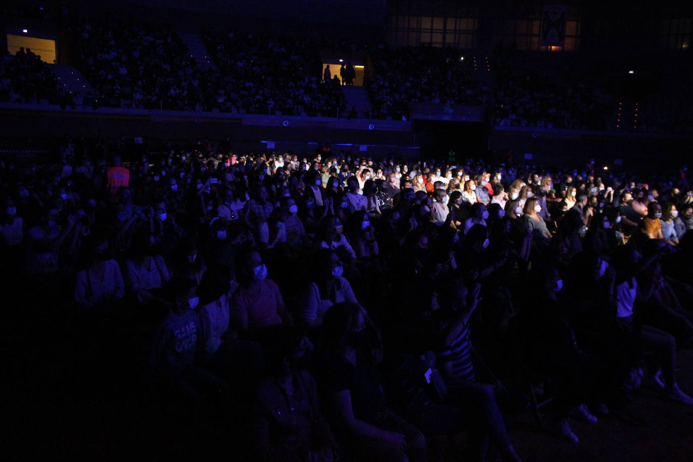 Unas 2.000 personas respondieron a la llamada de disfrutar en directo en el pabellón Arnedo Arena de Antonio Orozco, que recorrió los temas de su último disco, 'Aviónica'