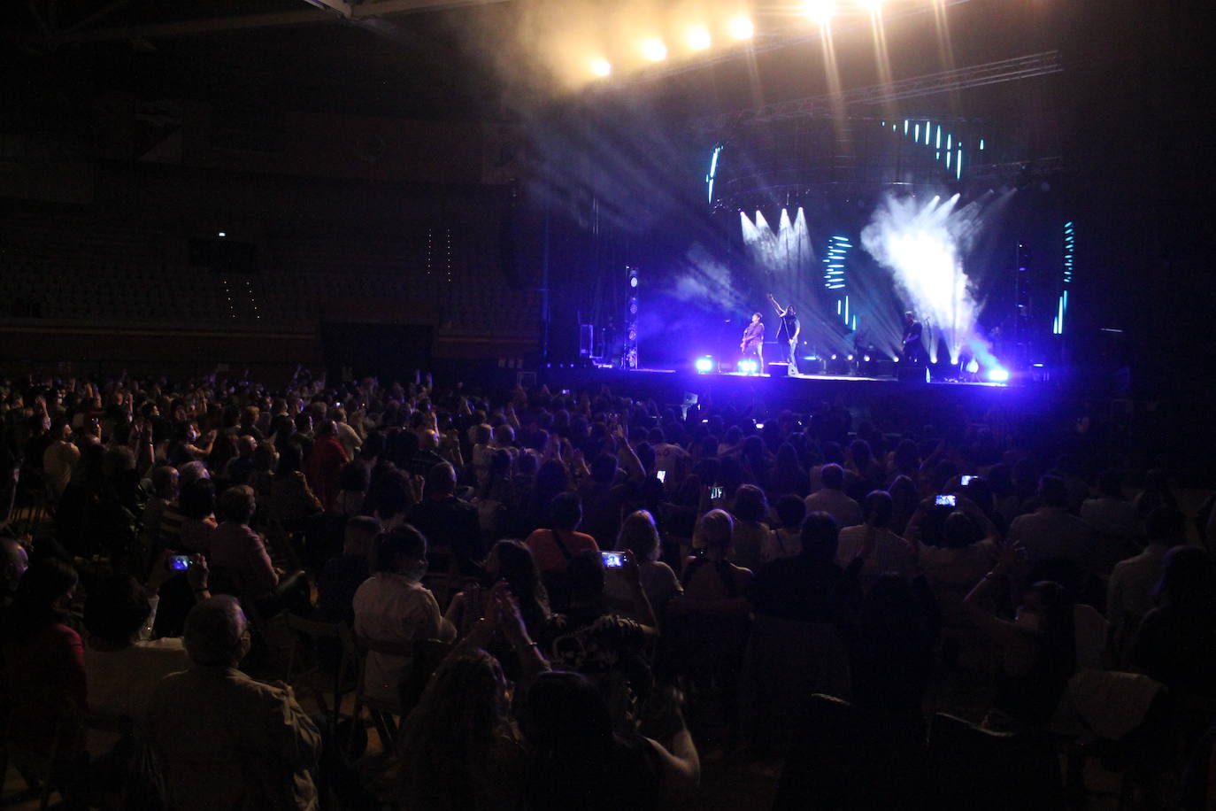 Unas 2.000 personas respondieron a la llamada de disfrutar en directo en el pabellón Arnedo Arena de Antonio Orozco, que recorrió los temas de su último disco, 'Aviónica'