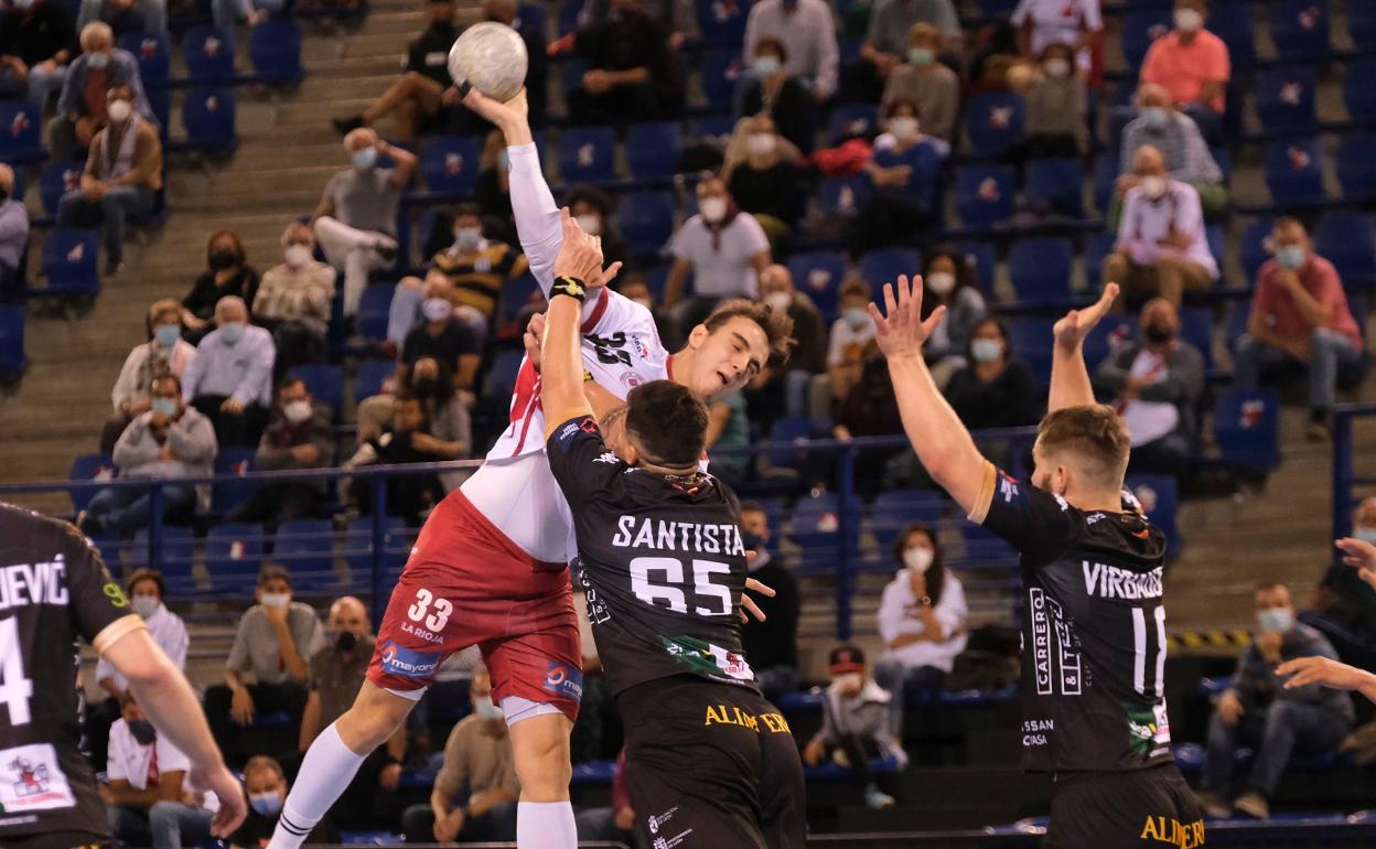 Edu Cadarso lanza en el partido de ida europeo ante Ademar. 