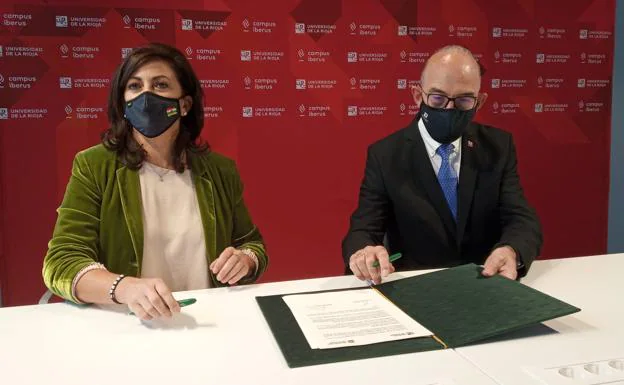 Concha Andreu y Juan Carlos Ayala durante la firma de a integración de Enfermería en la UR. 