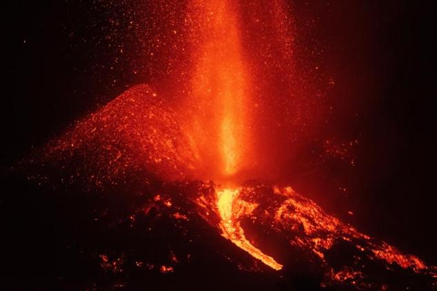 Sigue la erupción en La Palma, tras el derrumbe parcial del cono princial.