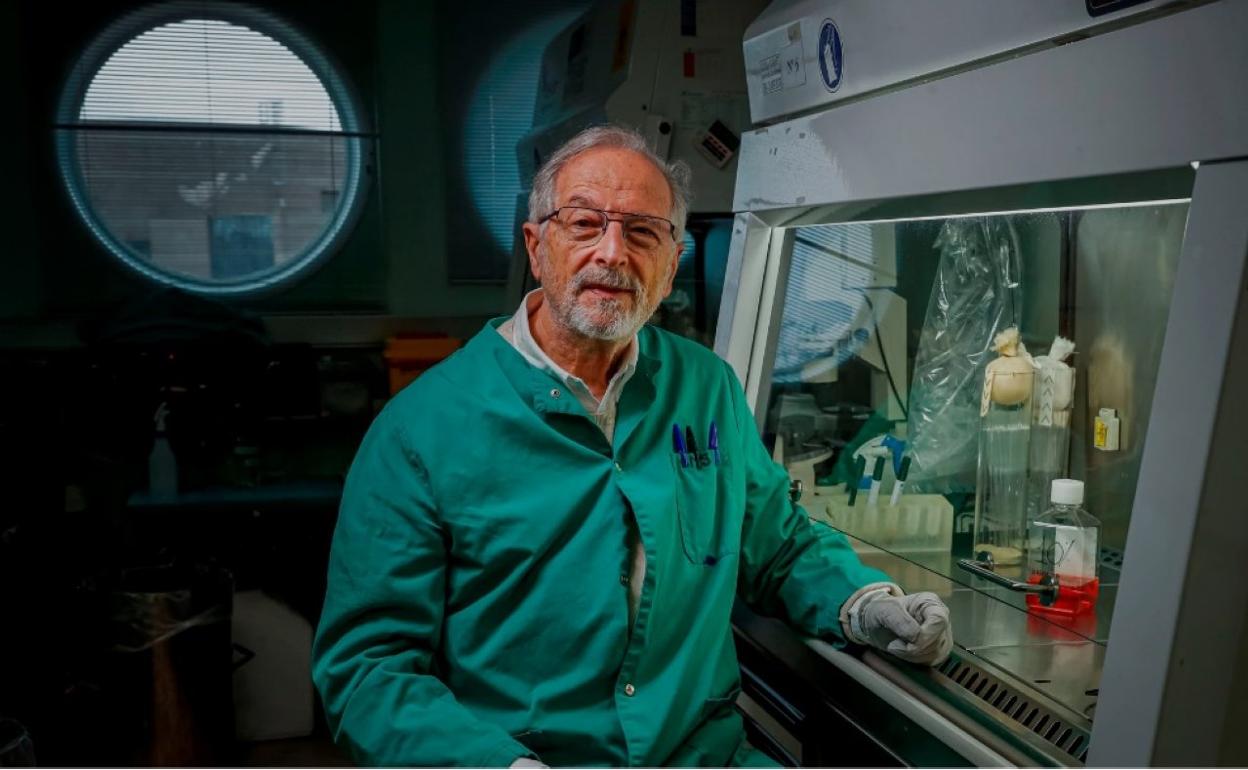 Luis Enjuanes, en el laboratorio del Centro Nacional de Biotecnología. 