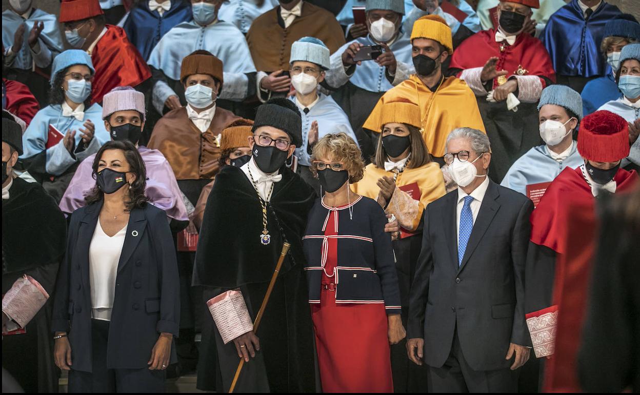 Aplausos durante el acto de apertura del curso en la UR. 