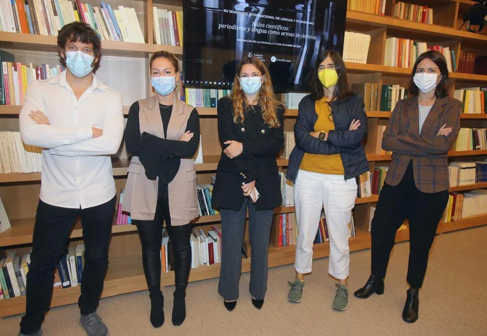 Pablo Linde (i), Laura García, Olivia Piquero, María Blasco y Desirée García, momentos antes de compartir debate en la biblioteca del Cilengua. 