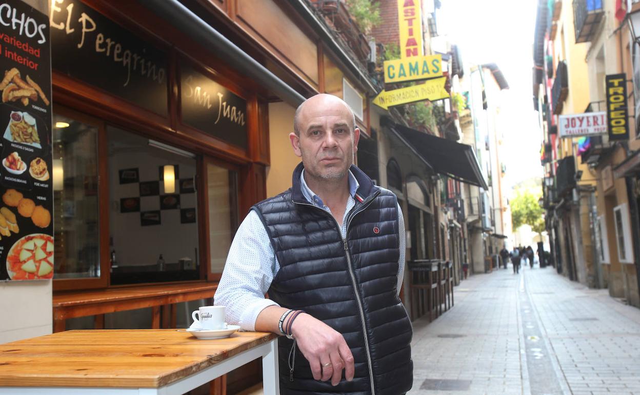 Carlos Cubero posa en su bar de la calle San Juan. 