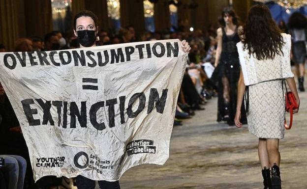 Momento en que los ecologistas irrumpen en el desfile de Vuitton, en el Museo del Louvre.