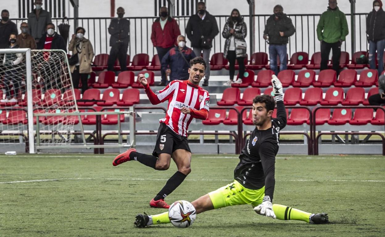 El cancerbero de la Real Sociedad C no logra interceptar el disparo de Ali . 