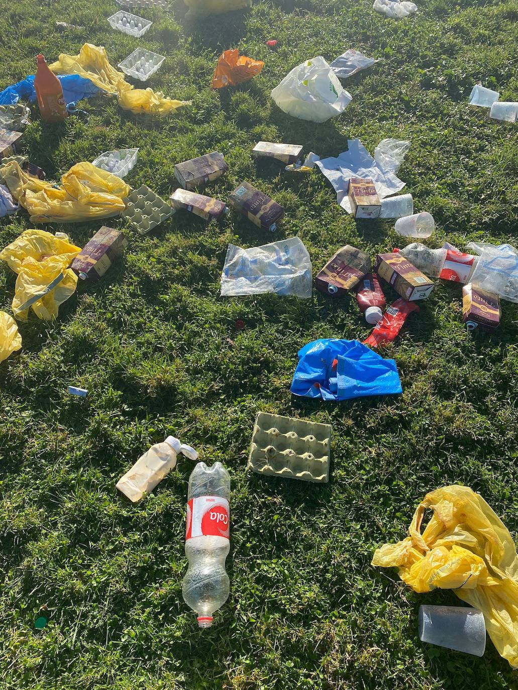 A pesar de su prohibición en el campus, las novatadas universitarias siguen siendo un hecho en el parque de La Ribera, donde los participantes abandonaron los restos de los juegos con los que 'reciben' a los universitarios. 