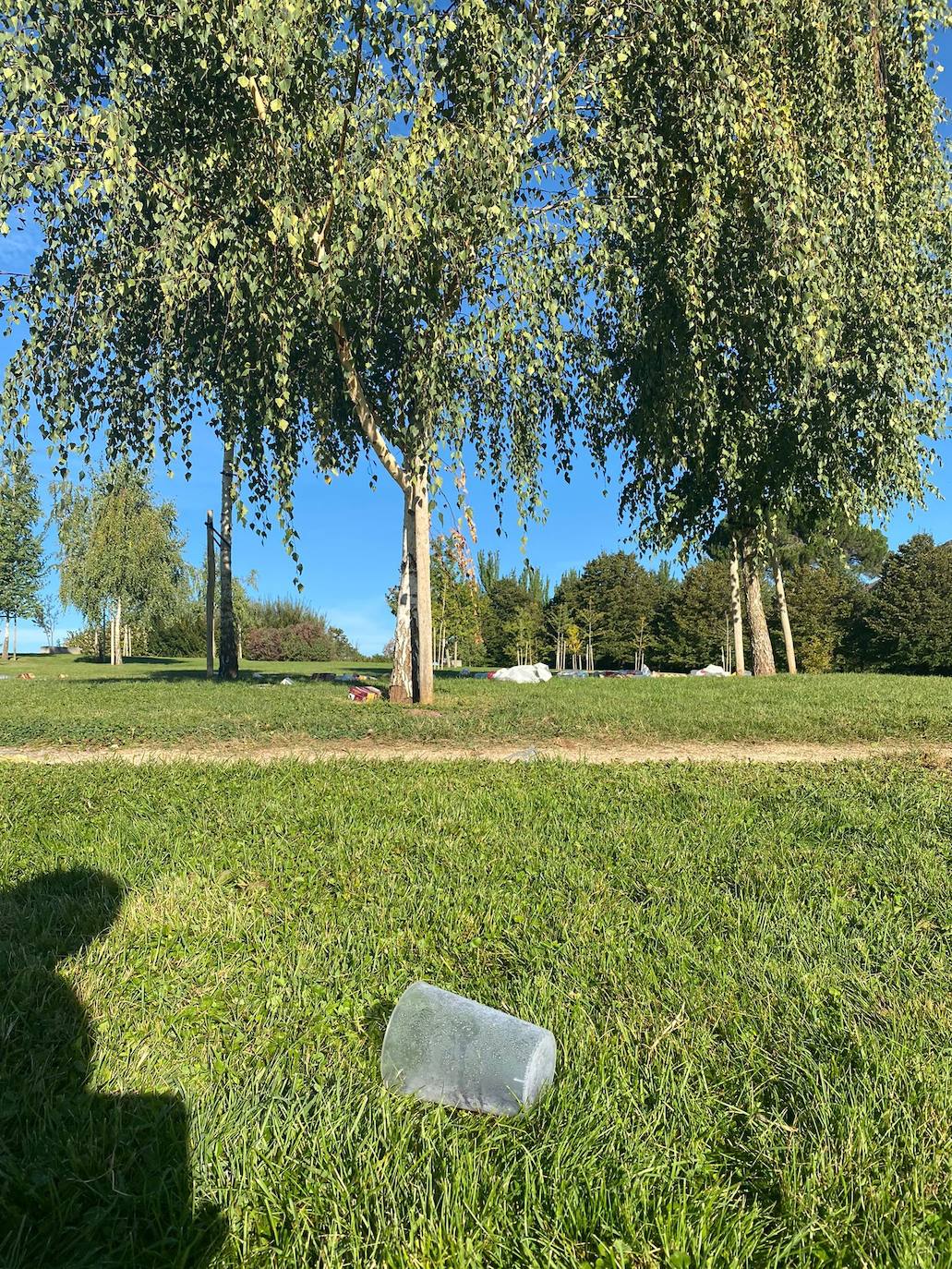 A pesar de su prohibición en el campus, las novatadas universitarias siguen siendo un hecho en el parque de La Ribera, donde los participantes abandonaron los restos de los juegos con los que 'reciben' a los universitarios. 