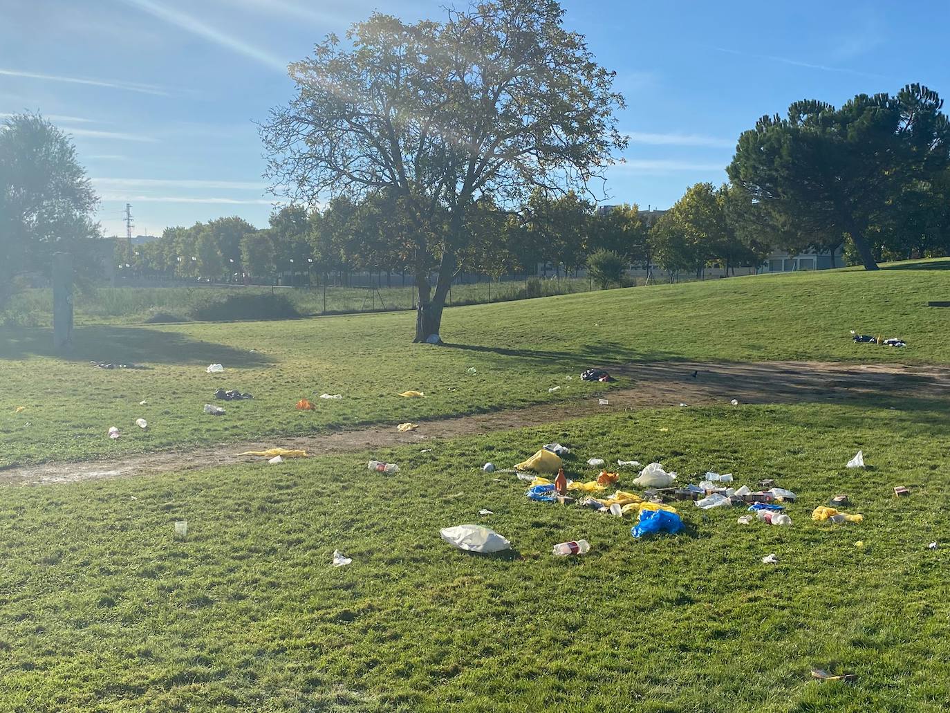 A pesar de su prohibición en el campus, las novatadas universitarias siguen siendo un hecho en el parque de La Ribera, donde los participantes abandonaron los restos de los juegos con los que 'reciben' a los universitarios. 