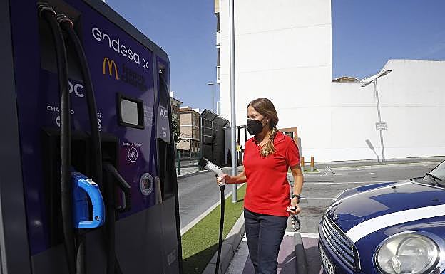 Recarga de un vehículo eléctrico en Córdoba 
