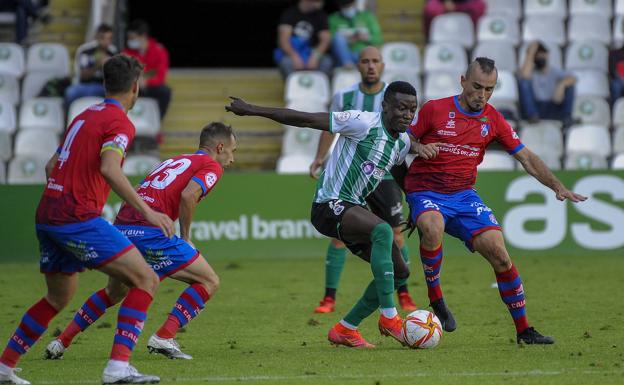 Imagen principal - El Racing trunca el buen momento del Calahorra