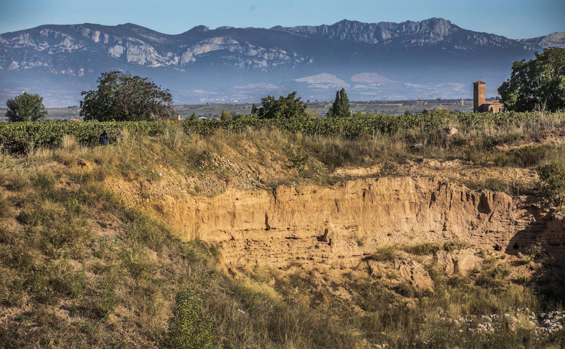 Cantera de Uceda, abandonada desde 2013, en el término municipal de Tricio, con la torre de la iglesia de Alesón al fondo. 