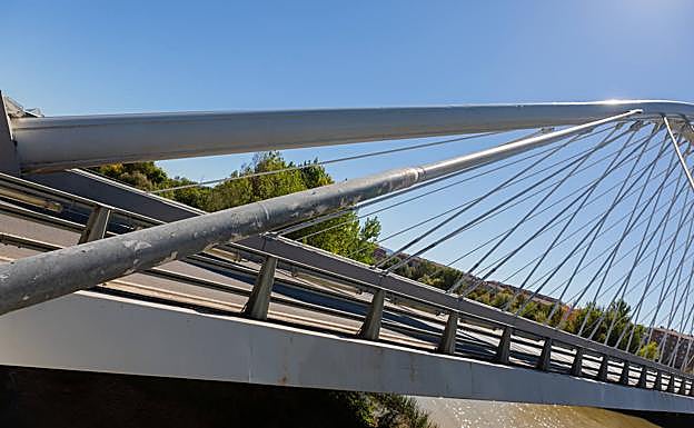  Puente Sagasta.  Está de obras y estos días tiene cerrada la pasarela peatonal oeste. La inversión total prevista es de 473.394 euros, entre este año y el siguiente. Acabado en 2003, su mantenimiento ha sido escaso. 
