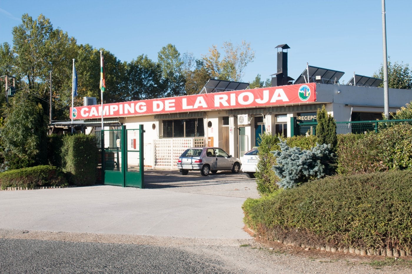 Acceso al Camping de La Rioja, en la localidad de Castañares de Rioja. 