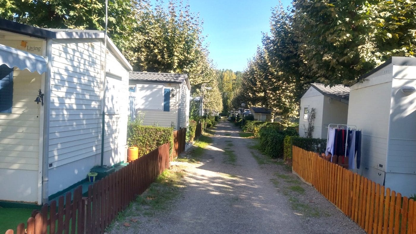 Alojamientos en la plataforma inferior del camping, en zona inundable y de flujo preferente del río Oja. 